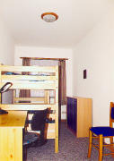 Insel Usedom, Balm am Achterwsser, Fewo 2, hier: das Kinderzimmer der Fewo 2 mit Doppelstockbett und Schreibtisch