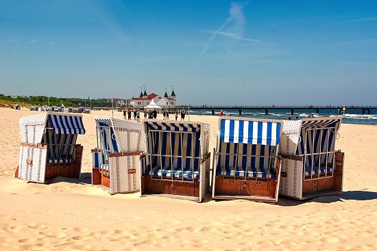 Strandkörbe in Ahlbeck mit der Seebrücke im Hintergrund