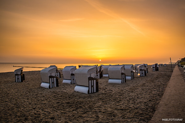 malerischer Sonnenaufgang in Kölpinsee am Strand