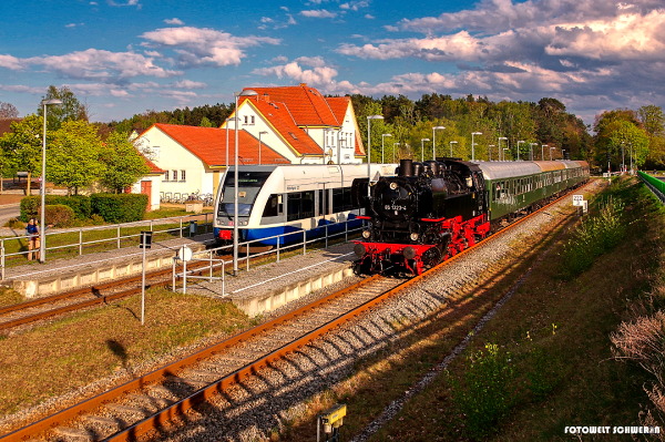 Nahnhof mit Usedomer Bäderbahn und Dampflok in Ückeritz