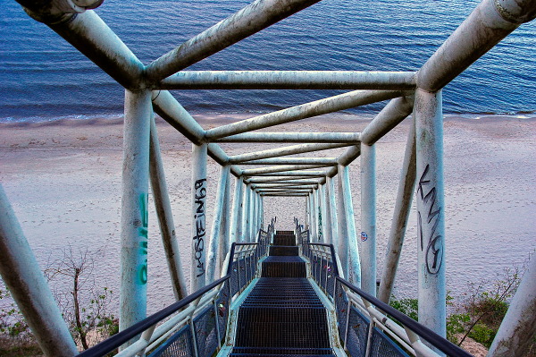 Abstieg zum Strand an der Ostsee