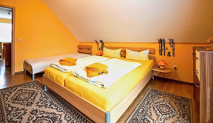 Schlafzimmer der Fewo Ahlbeck mit Doppelbett und Einzelbett