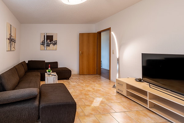 Wohnzimmer mit Flachbild TV und Couch Wohnzimmer mit Flachbild TV und Couch