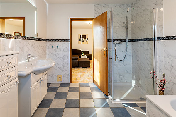 Badezimmer mit Duschbad Badezimmer mit Duschbad