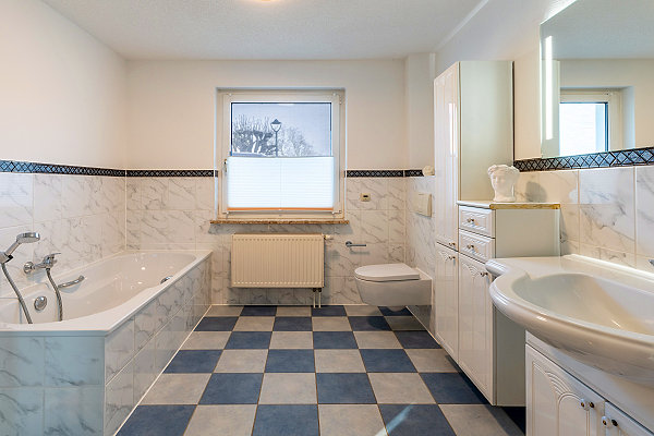 Badezimmer mit Badewanne und WC Badezimmer mit Badewanne und WC