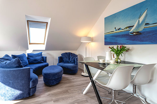 Couch und Essbereich in der Fewo in Koserow Couch und Essbereich in der Fewo in Koserow