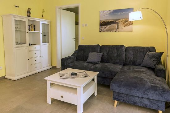 Wohnzimmer mit Eckcouch in der Ferienwohnung in Zirchow auf Usedom