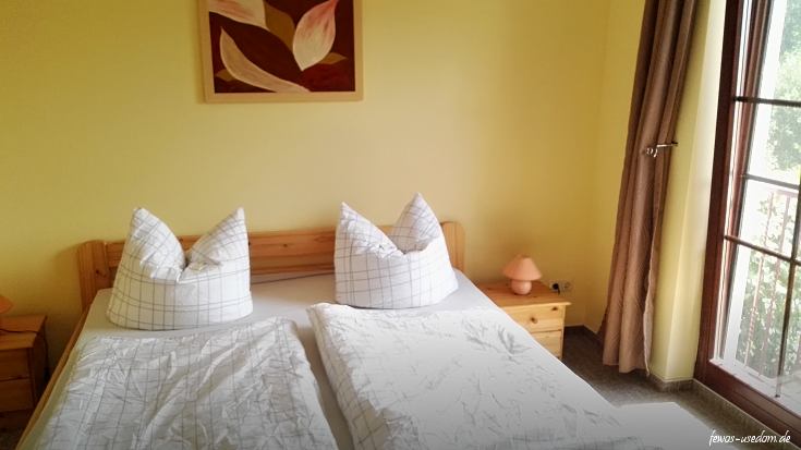 Schlafzimmer mit Doppelbett in der Fewo in Lütow