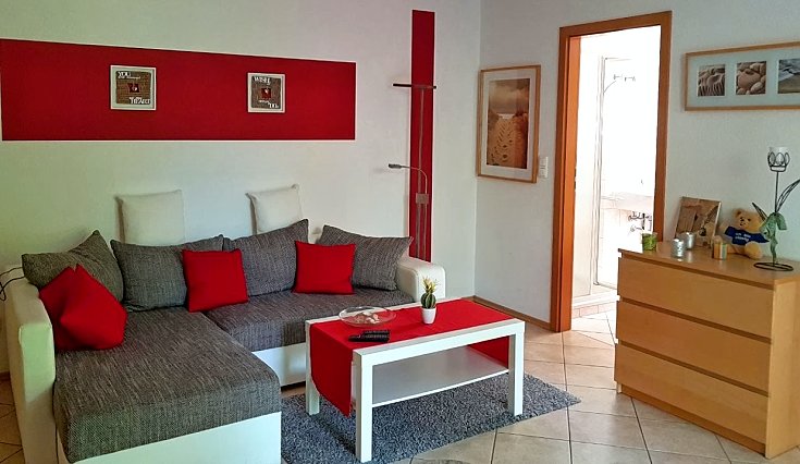 Wohnzimmer mit Eckcouch in der Ferienwohnung Zempin auf Usedom
