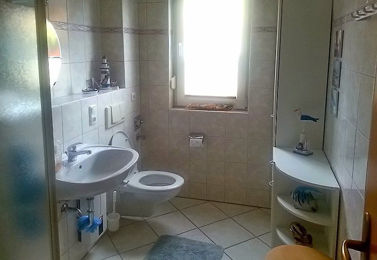 das Badezimmer, modern, gemütlich - mit Dusche udn WC