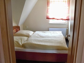 eines der beiden Schlafzimmer der Fewo in Kölpinsee