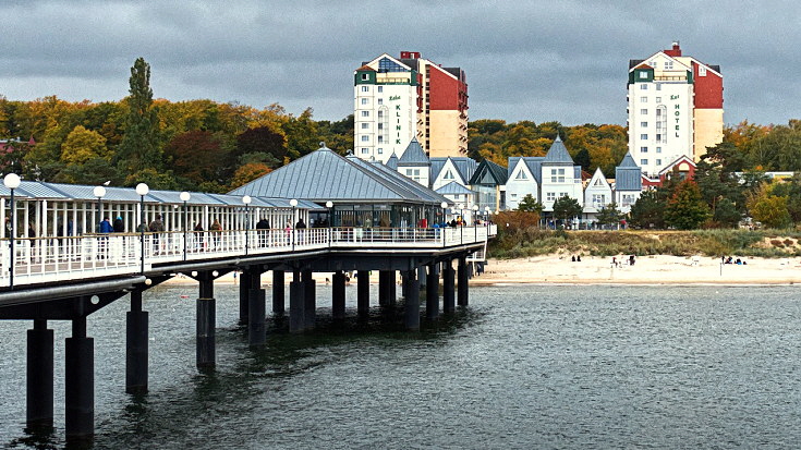 Blick von der Heringsdorfer Seebrücke zum Strand